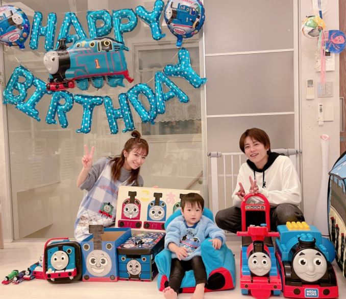 辻希美 三男の2歳バースデーを祝う親子shot 大喜びの 手作りケーキ 公開 ママの子に産まれてきてくれて ニコニコニュース