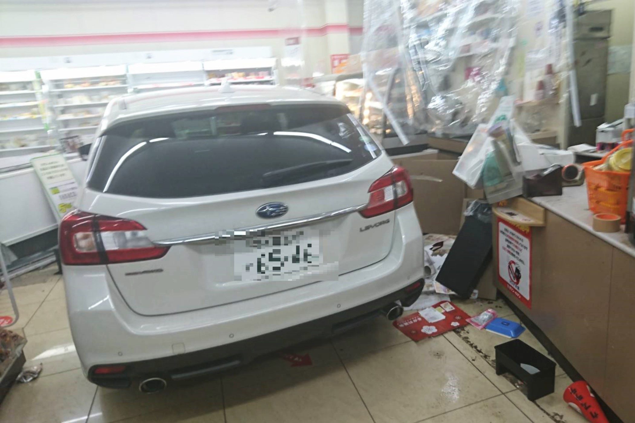 コンビニに車が突っ込み騒然 店内にいた客は このままでは死ぬと思った ニコニコニュース