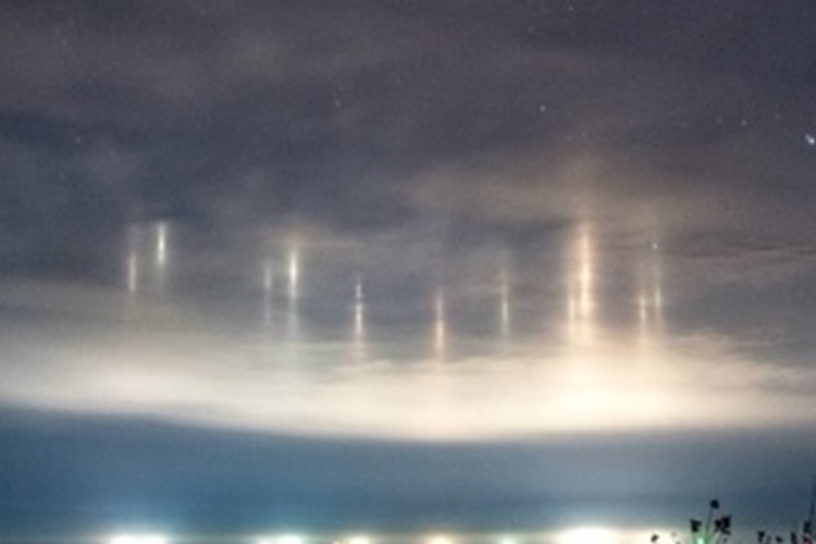 漁火光柱 いさりびこうちゅう まるでsf映画のワンシーンの様な現象が神秘的 ニコニコニュース