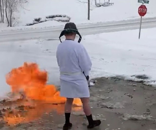 アメリカの冬の風物詩 火炎放射器で除雪 はじまりました ニコニコニュース