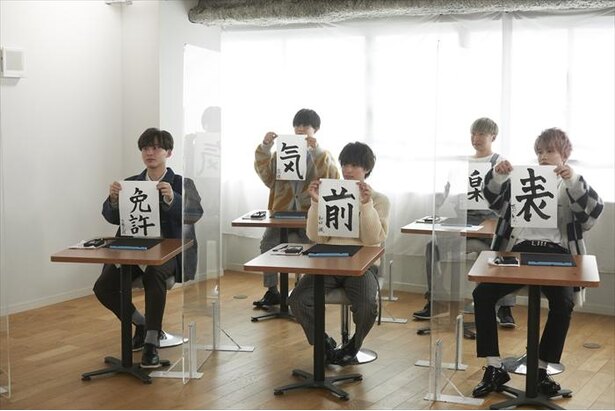 Da Iceがほぼ初体験の書道に挑戦 大野雄大にダメ出しも ニコニコニュース