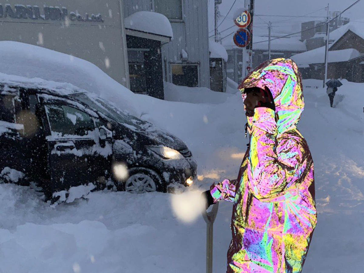 雪かき中の姿に 目を疑った 三度見しちゃいそう 強すぎるパーカーが話題に ニコニコニュース