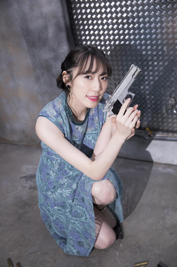 松井咲子が私服で銃を構え 初写真集オフショットの未公開カット解禁 ニコニコニュース