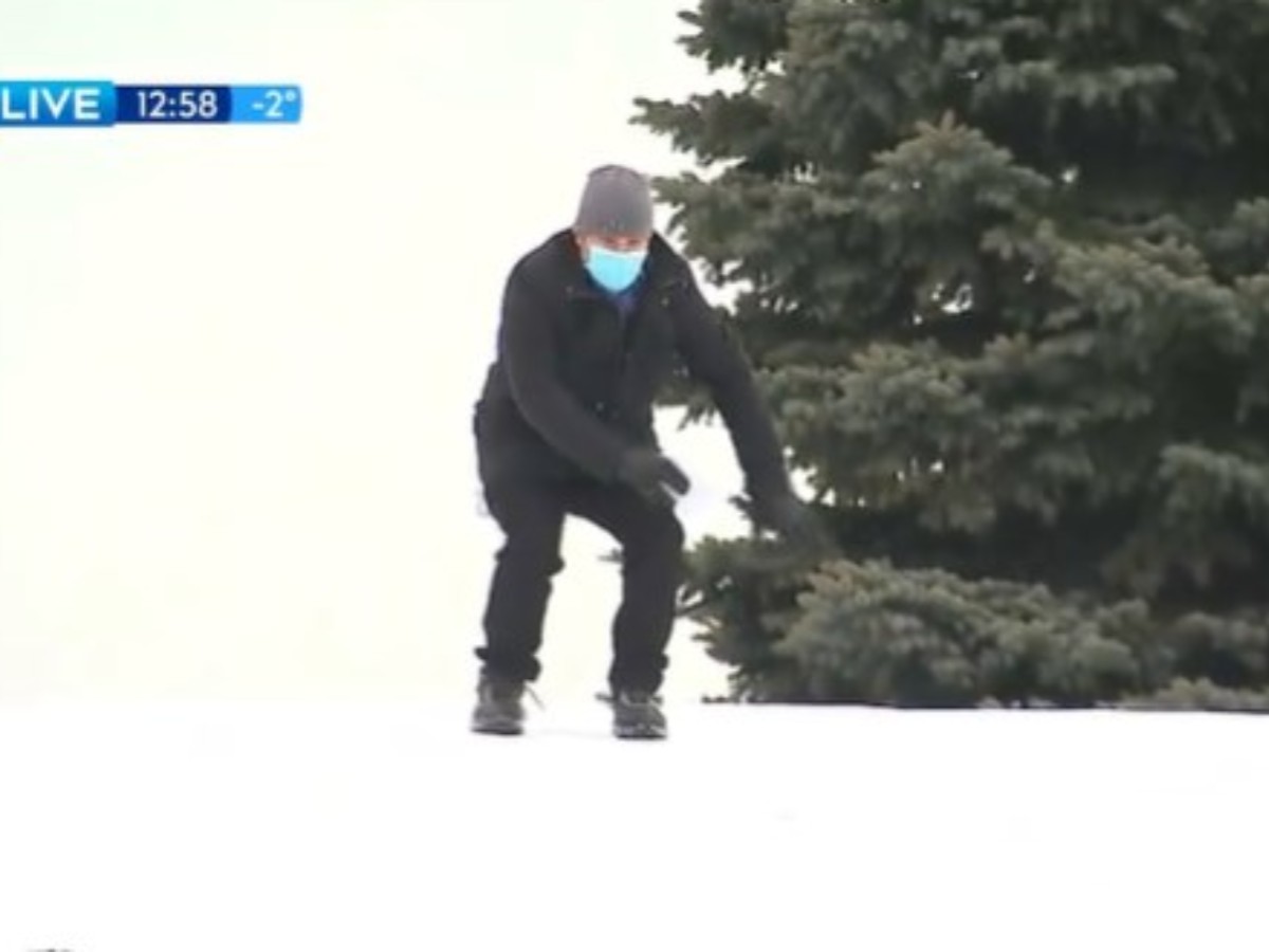 生放送中に雪の斜面で滑り始めた天気リポーターが 最高 大笑いした ニコニコニュース