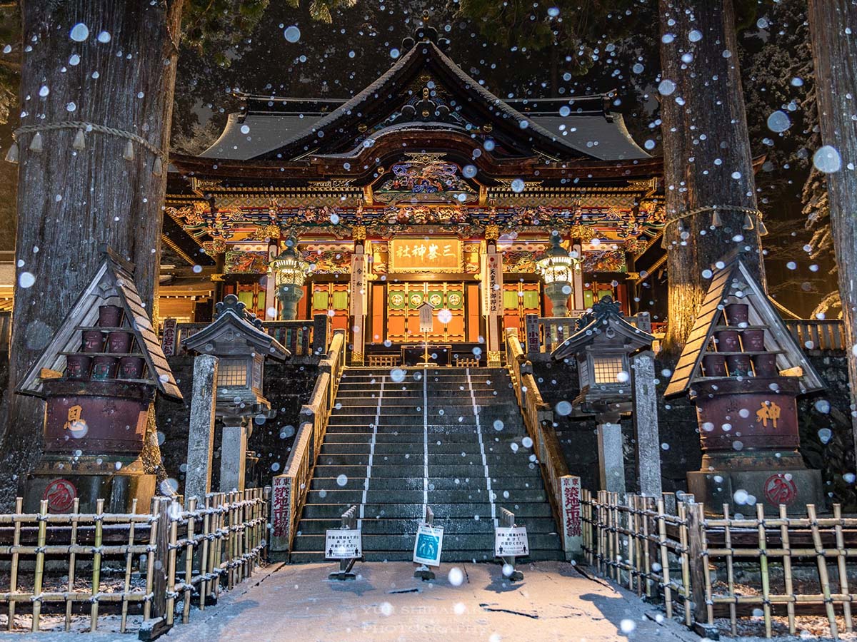 雪が舞う三峯神社 神秘的で美しい ４枚の写真がこちらです ニコニコニュース