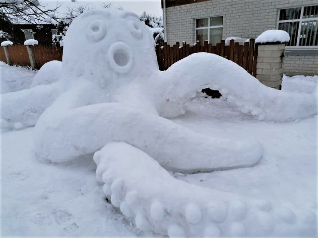 久々に大雪の降ったリトアニアの人々が作った雪だるまがクリーチャー満載だった件 ニコニコニュース