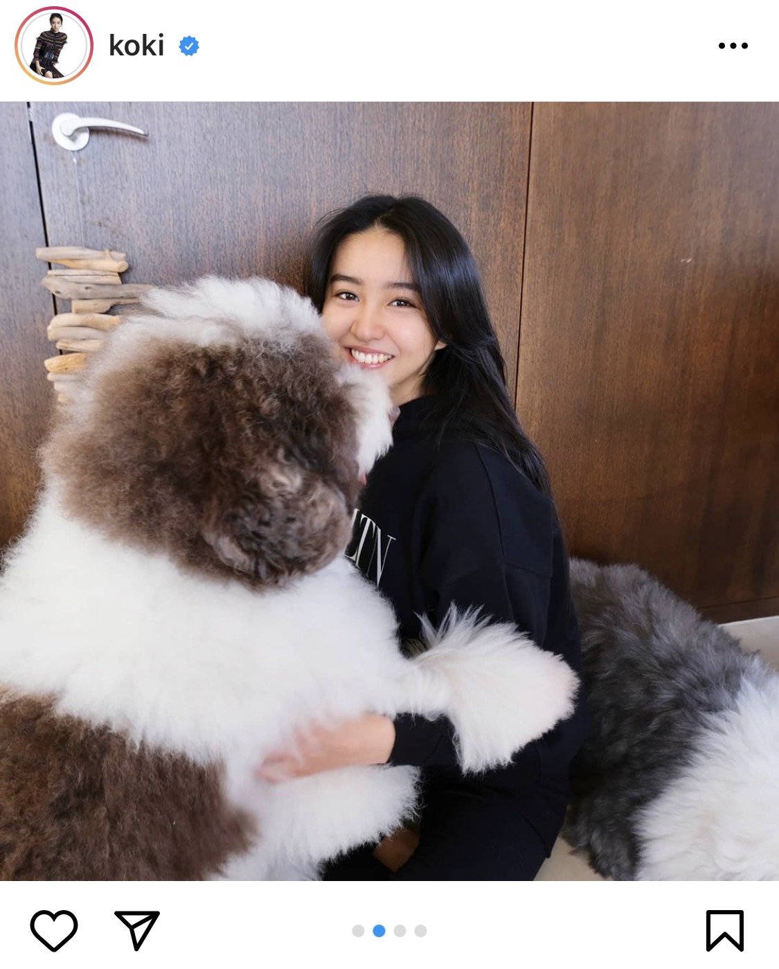 すっぽり埋もれちゃいそう Koki と大きな愛犬の2ショットに注目 ニコニコニュース