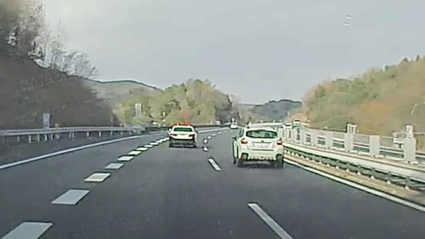 恐らくなぜ捕まったか気づいていない 自らパトカーに捕まりにいっているとしか思えない車の動画が話題に ニコニコニュース