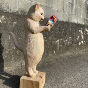 たべっ子どうぶつ見つめる木彫り猫 クスッと笑えるその正体はスマホスタンド ニコニコニュース