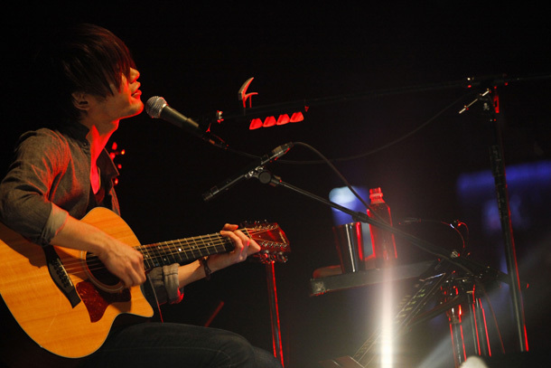 TK from 凛として時雨が弾き語りで充実ライブ、来春新作も ニコニコニュース