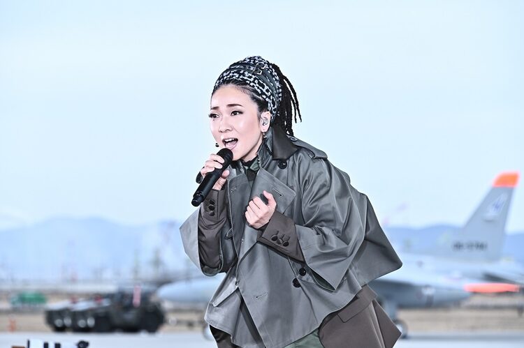 音楽の日 でmisiaがブルーインパルスをバックに歌唱 ニコニコニュース