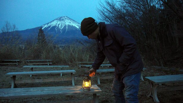 ヒロシ 富士山と愛用のオイルランタンとの ベストショット 写真をおさめる ヒロシのぼっちキャンプ Season2 ニコニコニュース