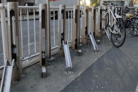 わざと自転車を近くに止める女性