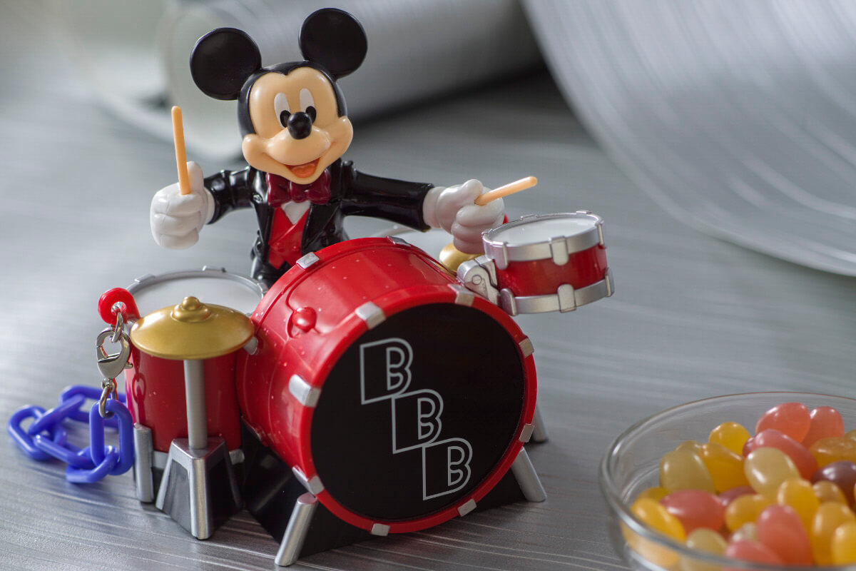 ドラムを演奏するミッキーマウスデザイン 東京ディズニーシー ビッグバンドビート ミニスナックケース ニコニコニュース