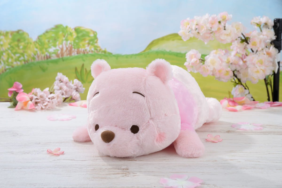 桜カラーの寝そべりスタイル セガプライズ ディズニー くまのプーさん 赤いほっぺ メガジャンボぬいぐるみ ニコニコニュース
