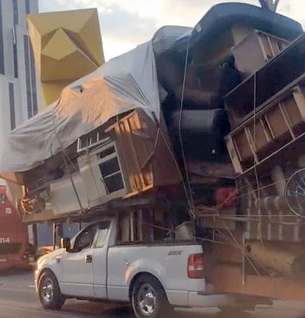 動画 自家用車に荷物を全部をのせて運ぶ豪快な引っ越しが目撃される 家ごと移動してるみたい ニコニコニュース