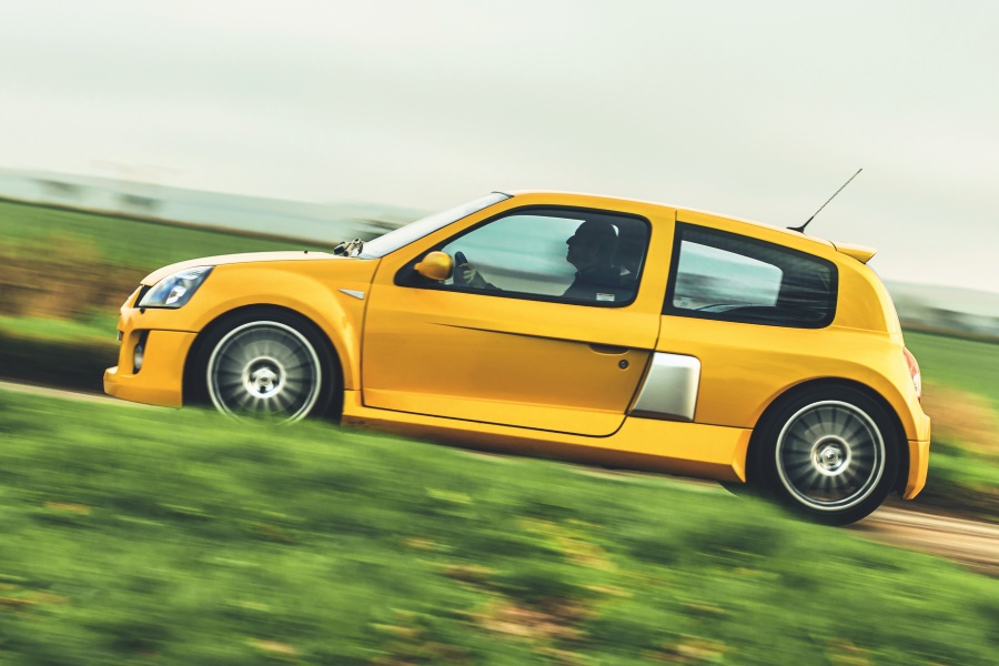 年後に振り返る魅力 ルノー クリオ ルーテシア V6へ再試乗 3 0l V6をミドシップ ニコニコニュース