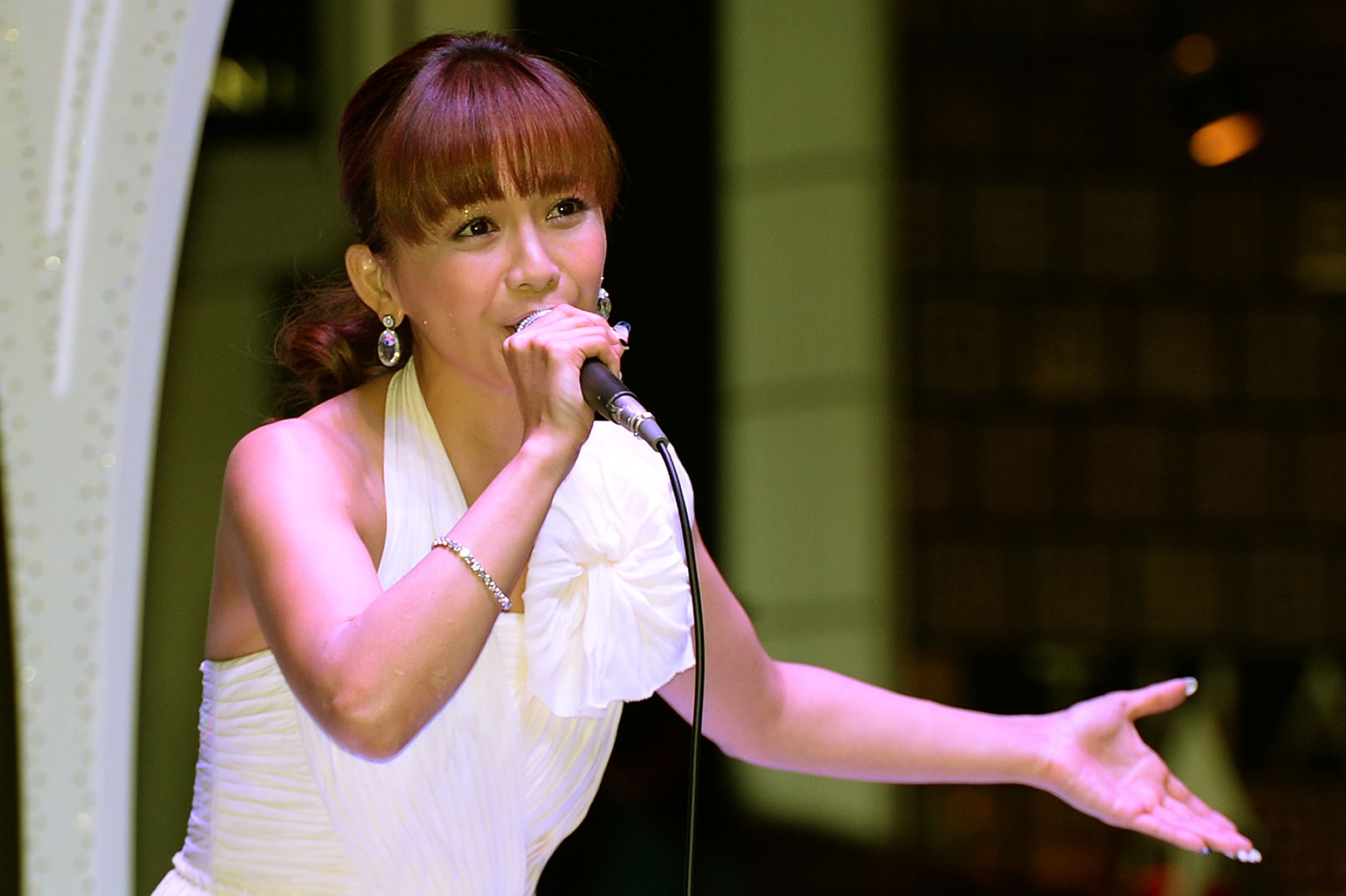 楽屋ではガッサガサの声 それでも華原朋美がステージに立ち続けられる 不思議な才能 ニコニコニュース