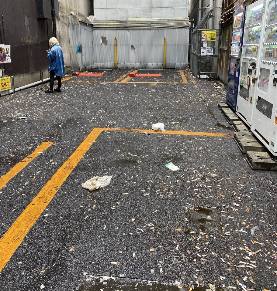 秋葉原の駐車場が 無法地帯 化 横行するたばこのポイ捨てに千代田区 吸い殻持ち帰る習慣が無い喫煙者が ニコニコニュース