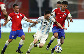 メッシがゴールもマラドーナ氏死後初のアルゼンチン代表の試合はチリとドロー カタールw杯南米予選 ニコニコニュース