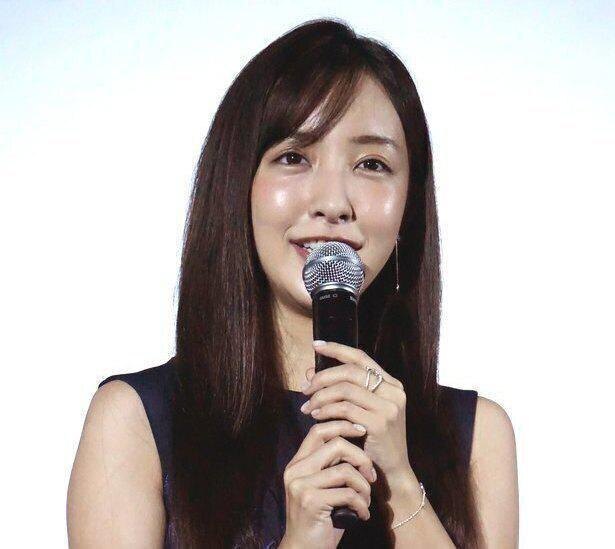 大島優子 小嶋陽菜ら 板野友美のお腹をなでる姿に反響 赤ちゃんに呼び掛けるの素敵 ニコニコニュース