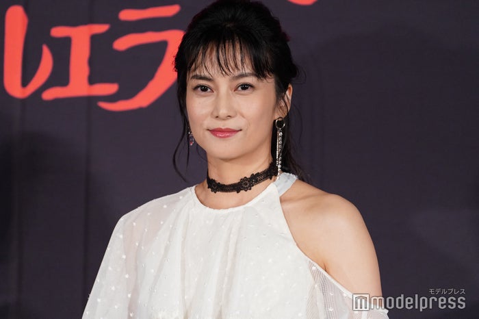 柴咲コウ 美脚披露華やかドレスで登場 初挑戦の実写版吹き替え声優は 自分の中では合格点 クルエラ ニコニコニュース