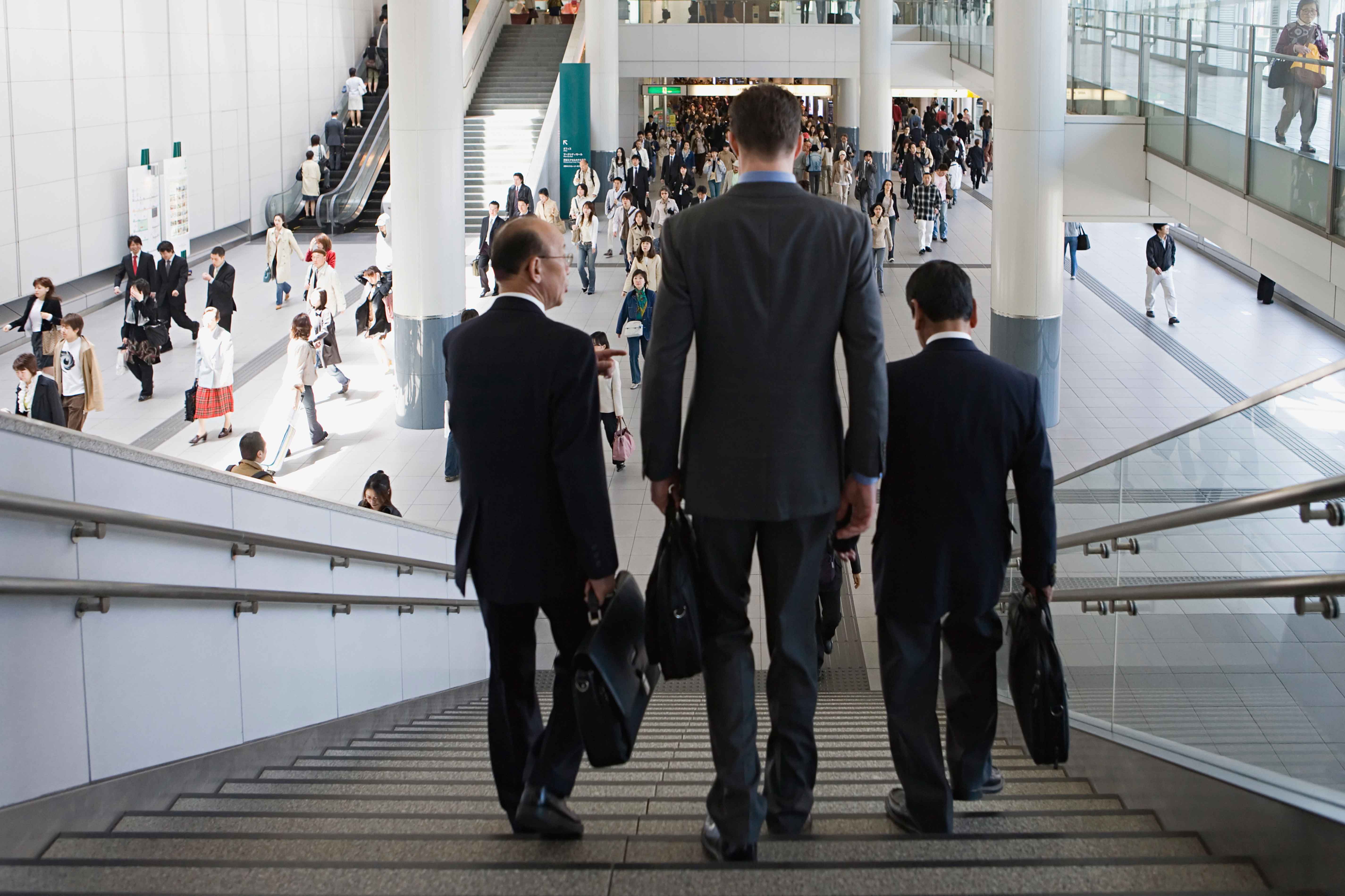 一歩間違えると大事故に 駅の階段で遭遇した危険な行動 ニコニコニュース