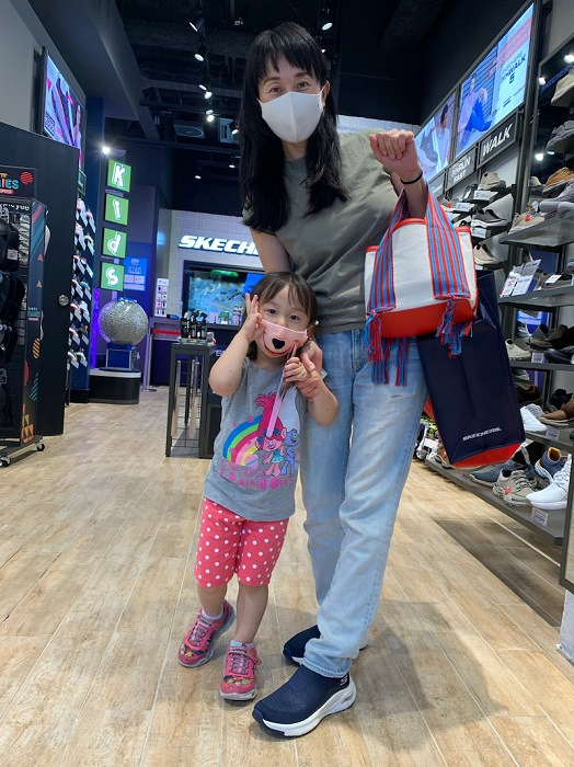東尾理子 買い物で子ども達の靴を購入 好きな靴だと出発がスムーズで最高 ニコニコニュース