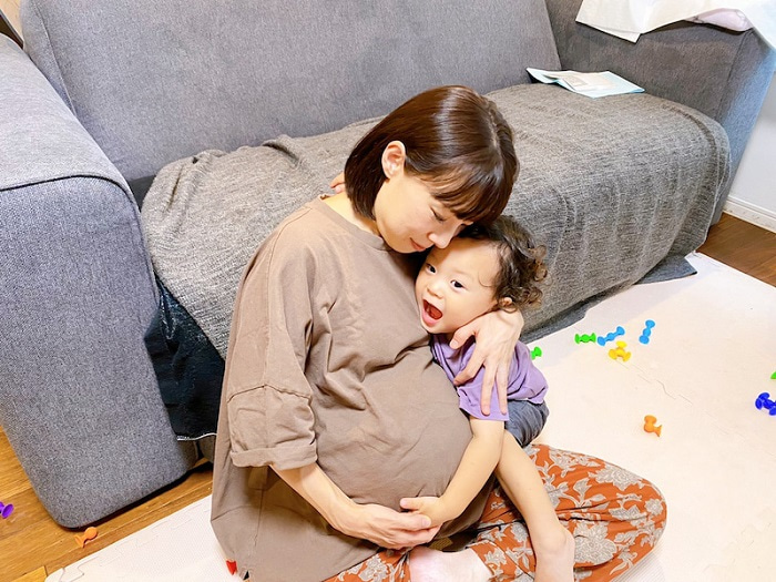 エハラマサヒロの妻 出産間近も落ち着かない胎動 痛いくらいにお腹を蹴ってます ニコニコニュース