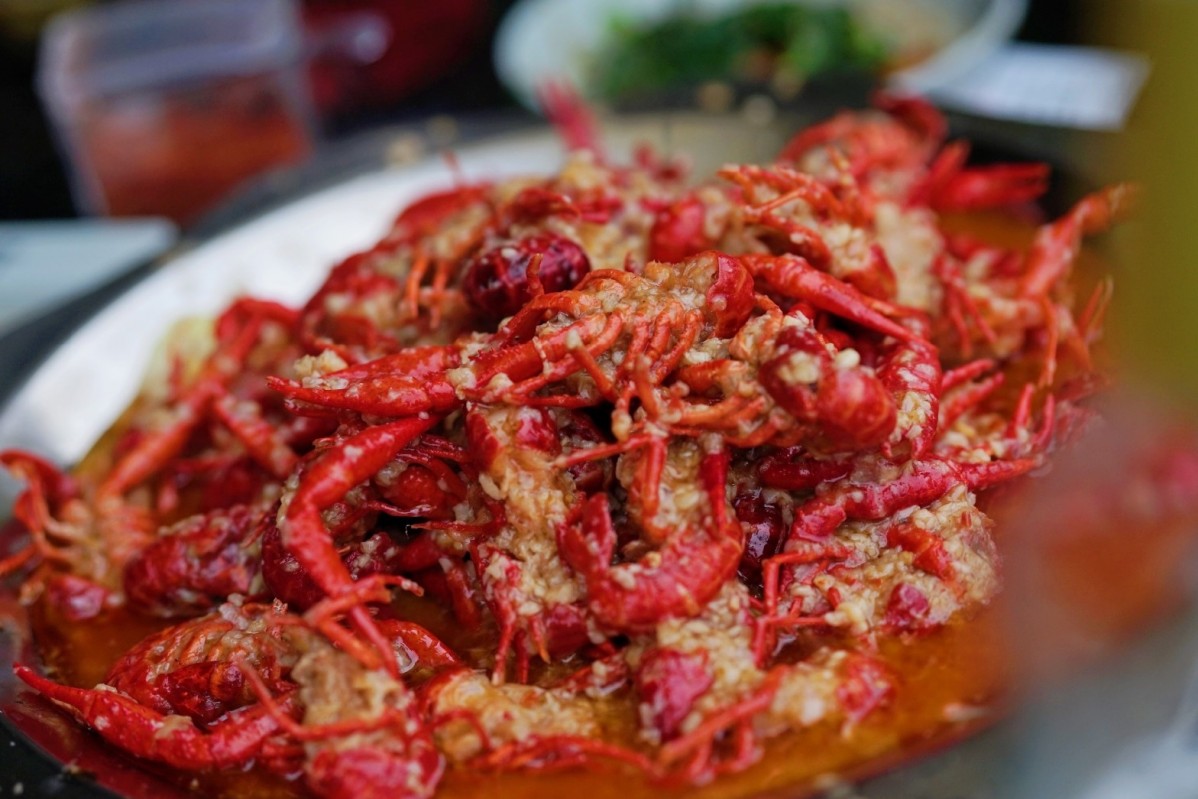 ザリガニ料理を食べていたら1匹がいきなり動き出した 中国 ニコニコニュース