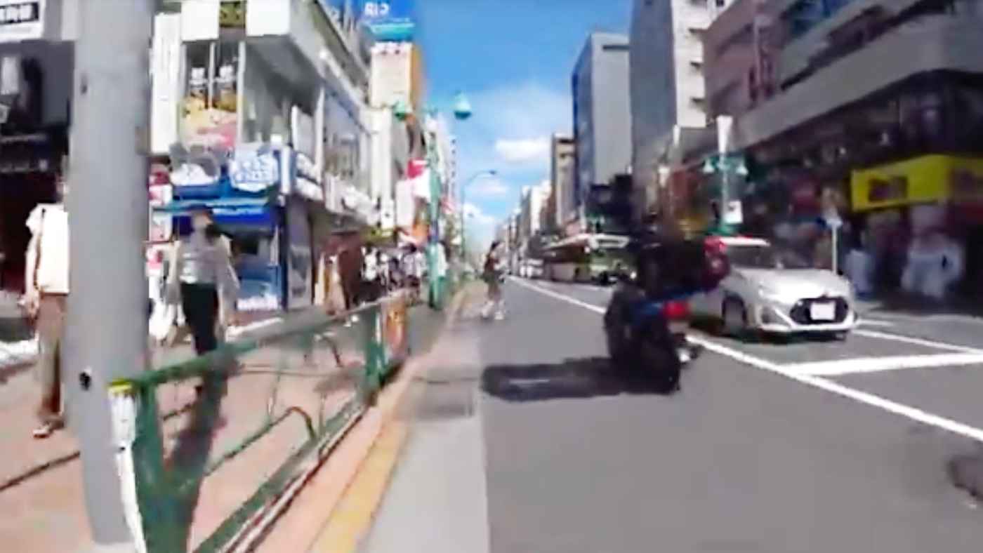 歩きスマホで横断歩道ではない場所 赤信号 を渡る女性 避けようとしたバイクが転んでしまうも女性は無視で立ち去り物議 ニコニコニュース