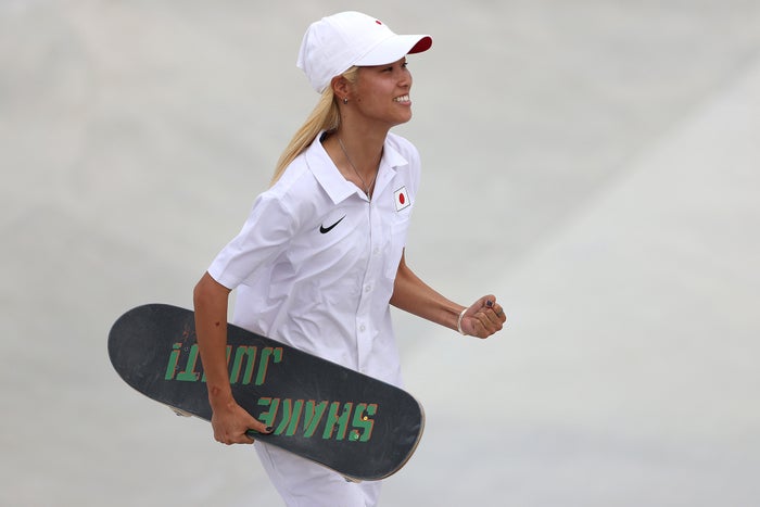 東京五輪 スケボー女子8位の西村碧莉にエール殺到 金髪 白ウェアのスタイリングにも注目集まる ニコニコニュース