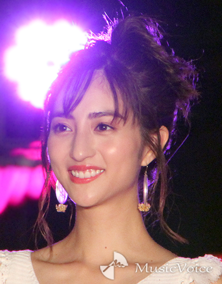 堀田茜 ミニ丈ボトムで生足美脚 ニコニコニュース