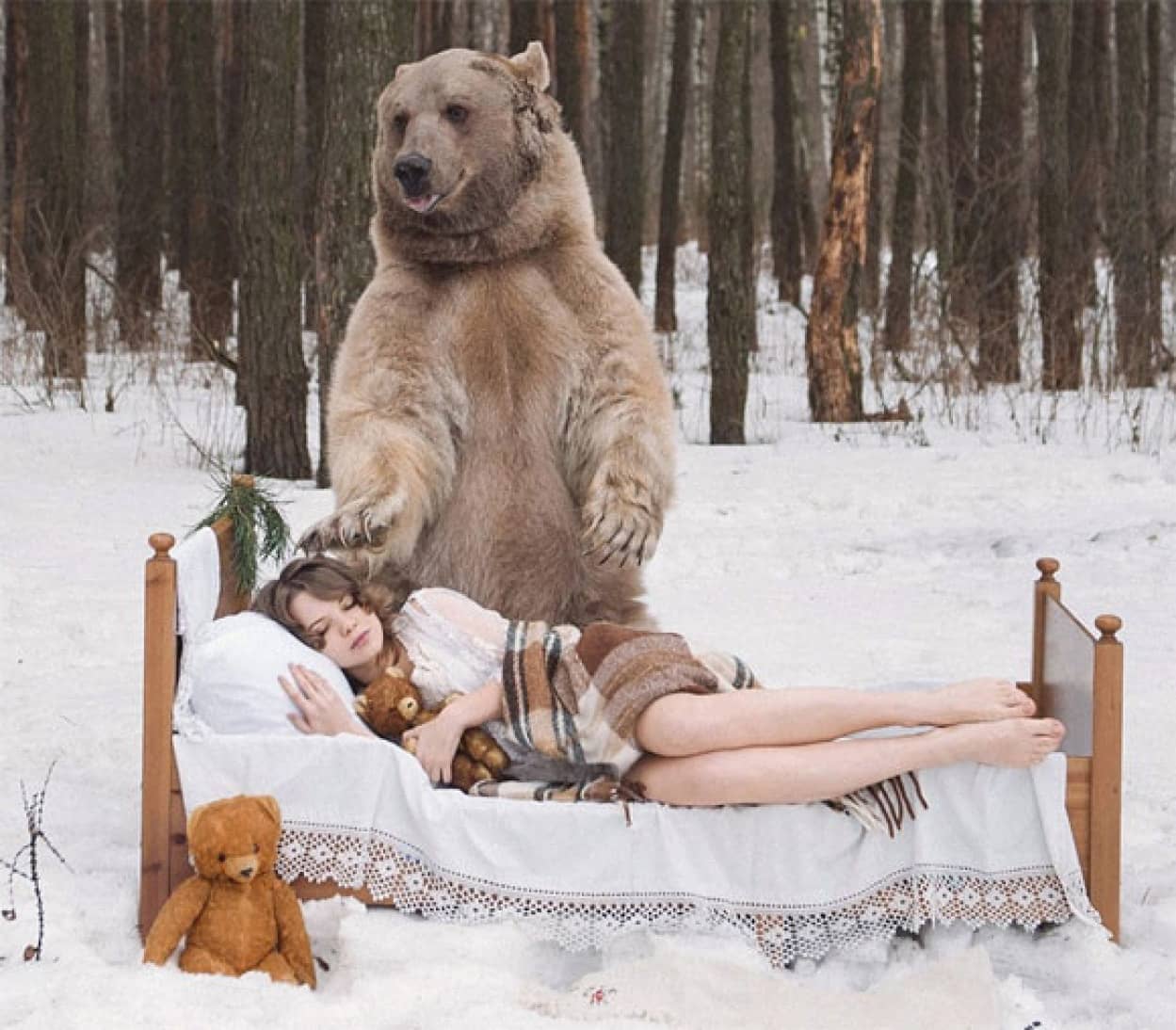 本物の巨大クマと2人の美女がロシアの森で寄り添いあいながら魅惑のポーズ 狩猟反対キャンペーン ニコニコニュース