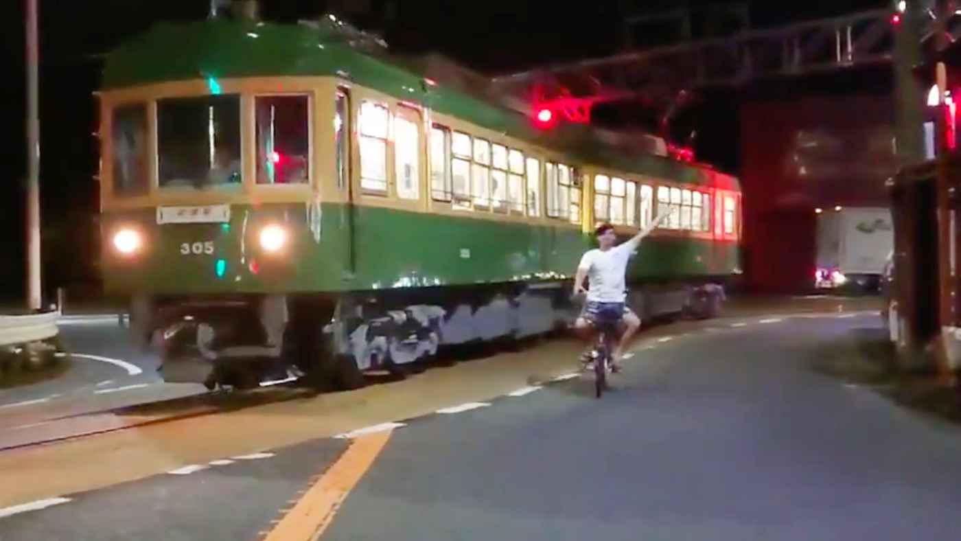 江ノ電を撮影していた電車マニアたち 何も知らない外国人が ウェーイ と画角に入ってしまい詰め寄られる動画が物議 ニコニコニュース