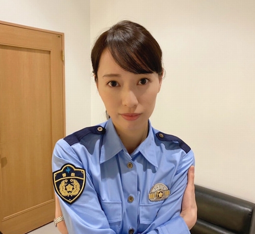 ハコヅメ 警官姿でジッと見つめる戸田恵梨香 ニコニコニュース