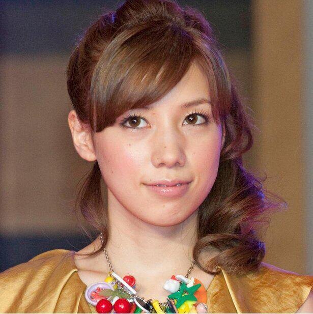 仲里依紗 派手かわいい水色ワンピ 青髪姿で夏木マリとご対面 Gucciの着こなし最高 2人とも素敵過ぎ ニコニコニュース